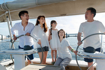 欢乐家庭驾驶帆船出海