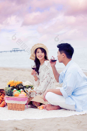 浪漫的青年夫妇在<strong>海边</strong>度假