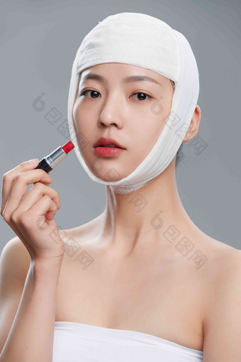 头戴绷带的漂亮女人涂口红健康高质量拍摄