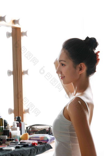 年轻女人化妆发型演员写实图片