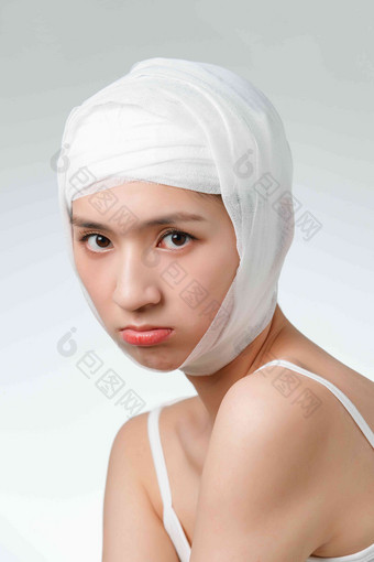 青年女人做面部整形手术不高兴的清晰相片
