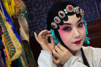 京剧女演员后台照镜子亚洲人传统文化