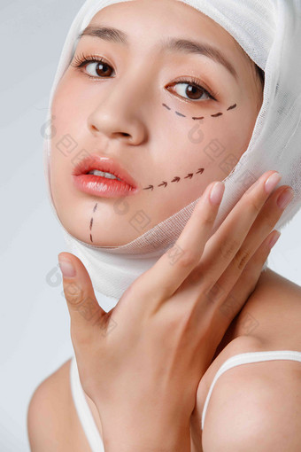 青年女人做面部整形手术