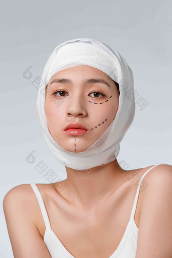 青年女人做面部整形手术白昼高清摄影图