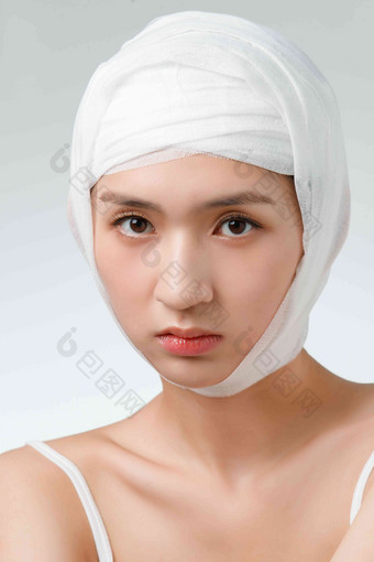 青年女人做面部整形手术