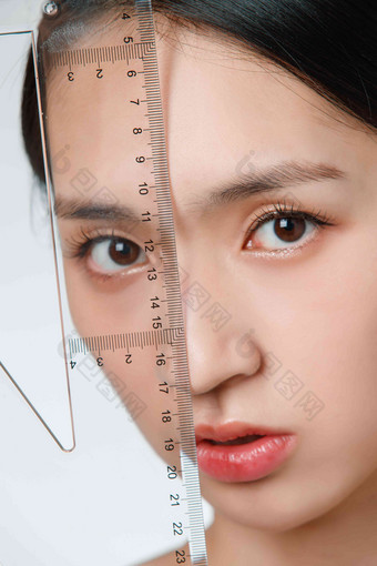 做面部整形的青年女人拿着尺子中国人高质量图片