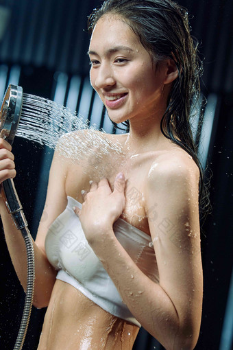 淋浴的年轻女孩一个人清晰摄影图