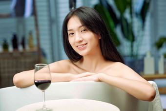 浴缸内漂亮的年轻女人和<strong>红酒</strong>
