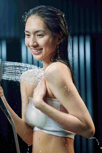 淋浴的年轻女孩中国人写实影相