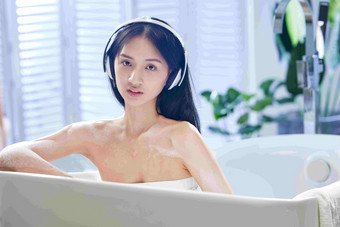 浴缸内听<strong>音乐</strong>的年轻女孩
