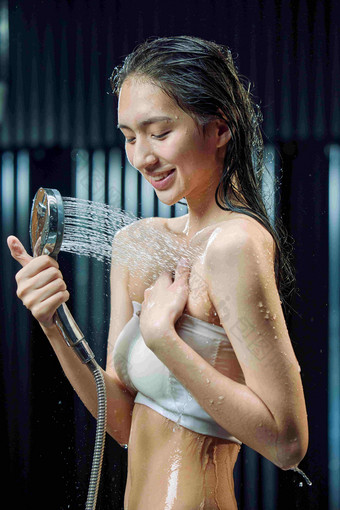 淋浴的年轻女孩中国人清晰场景
