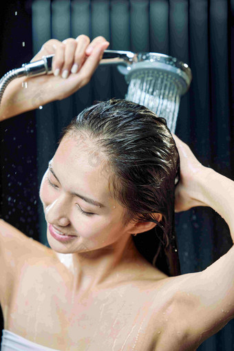淋浴的年轻女人个人护理高质量图片