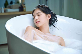漂亮的年轻女人泡泡浴舒服浴室摄影图
