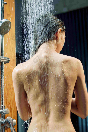 淋浴的年轻女人中国高端拍摄