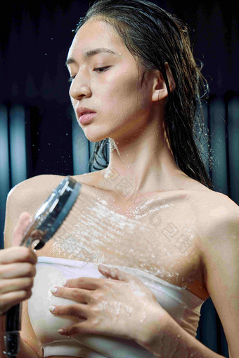 淋浴的年轻女人贴身护理氛围照片