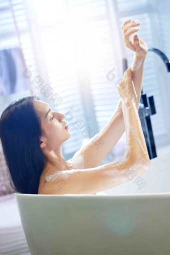 漂亮的年轻女人洗泡泡浴