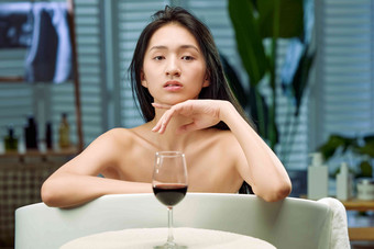 浴缸红酒女人平滑的亚洲高质量素材