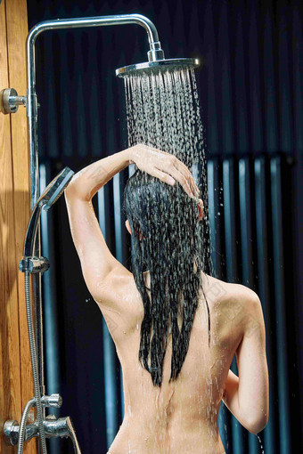 淋浴的年轻女人背影长发图片