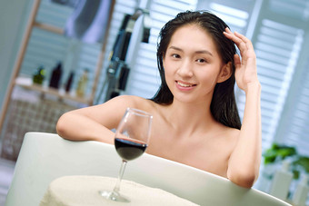 浴缸红酒女人皮肤物理疗法