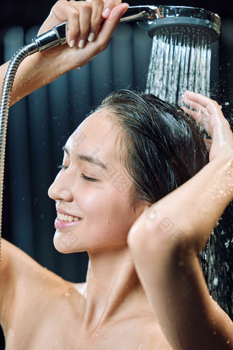 淋浴的年轻女人清洗高清摄影图