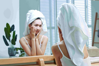沐浴后的年轻女人照镜子青年人清晰照片