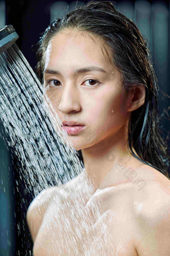 淋浴的年轻女人中国人清晰相片