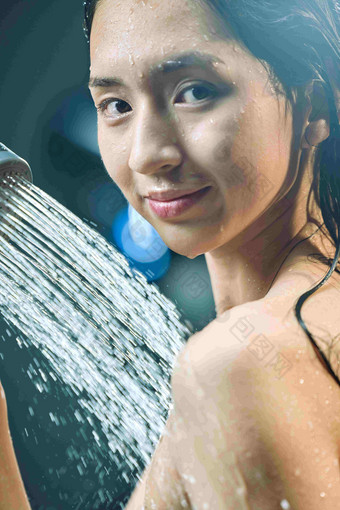 淋浴的年轻女人水滴高清镜头