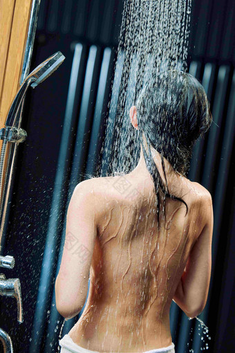 淋浴的年轻女人背影身体保养清晰拍摄