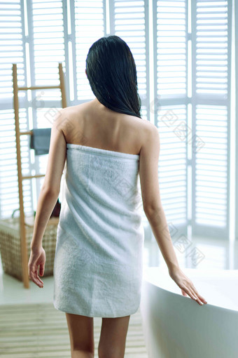 裹着浴巾的青年女人背影柔和写实素材