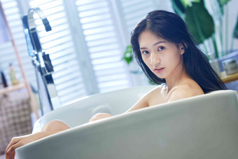 浴缸内的年轻女孩身体保养高清相片