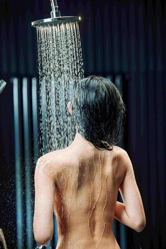 淋浴的年轻女人背影