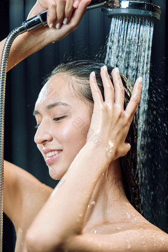 淋浴的年轻女人身体保养高清图片