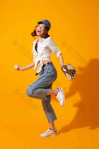 年轻女孩<strong>棒球棒球</strong>运动员休闲装健康高质量镜头