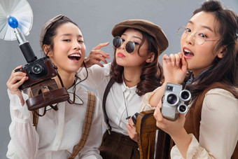 复古装扮的年轻女孩照相中国写实摄影图