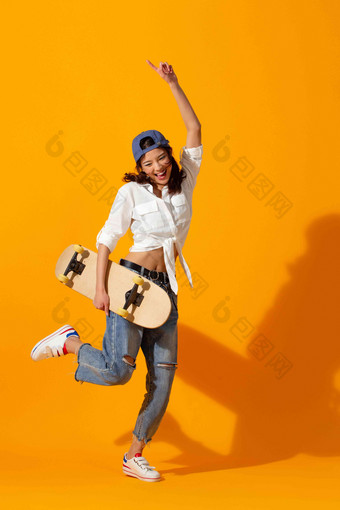 年轻女孩拿着滑板