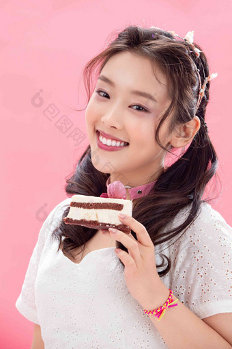 年轻女孩吃蛋糕杏仁小圆饼清晰照片