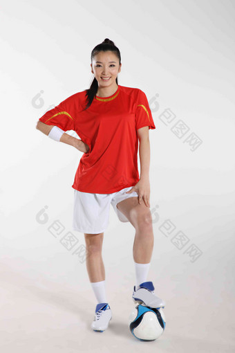 东方青年女运动员踢足球