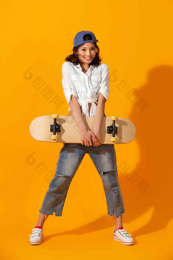 年轻女孩拿着<strong>滑板</strong>一个人高端素材