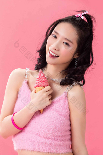 快乐的年轻女孩吃<strong>冰淇淋</strong>清新影相