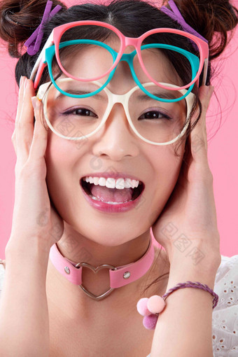 戴眼镜的年轻女孩亚洲写实图片