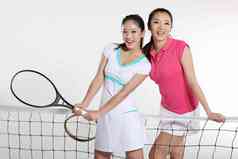 东方青年女子打网球