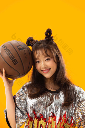 年轻女孩拿着篮球<strong>个性</strong>高质量图片
