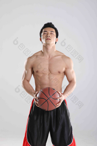 东方青年男子拿篮球一个人摄影图