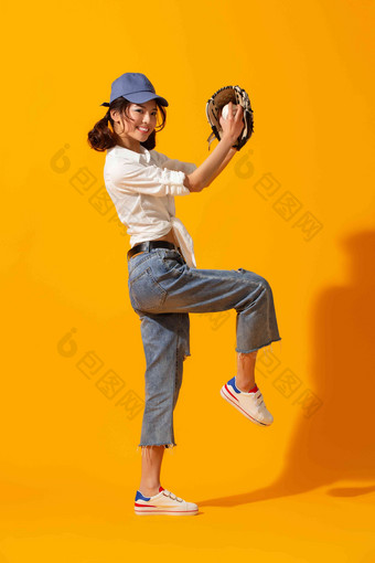 年轻女孩棒球青年人牛仔裤健身