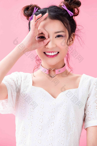 年轻女孩肖像中国<strong>头</strong>饰高兴的写实摄影图