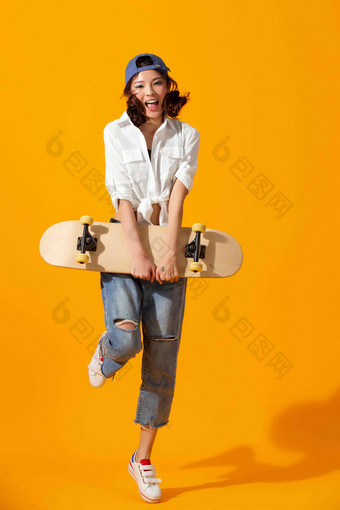 年轻女孩拿着<strong>滑板</strong>垂直构图氛围场景
