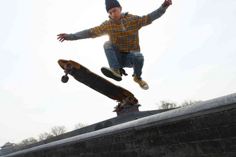 年轻人滑板个性高清图片
