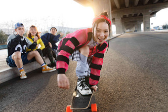 年轻人滑板女人友谊清晰图片