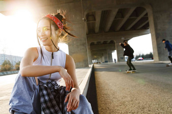 青年女人微笑青年人滑板运动氛围拍摄