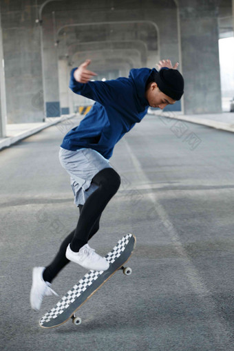 男人街头运动滑板运动写实影相